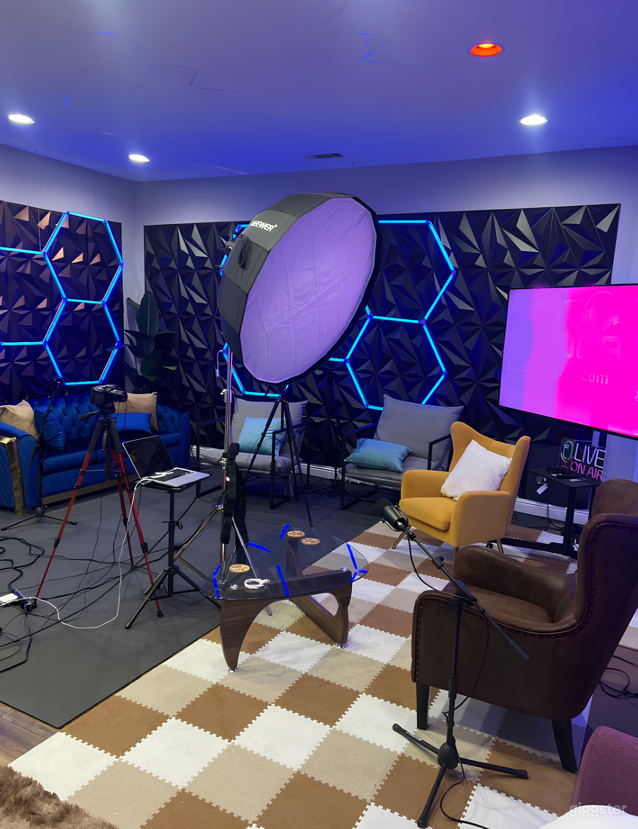 Stylish PODCAST Studio Photo 2