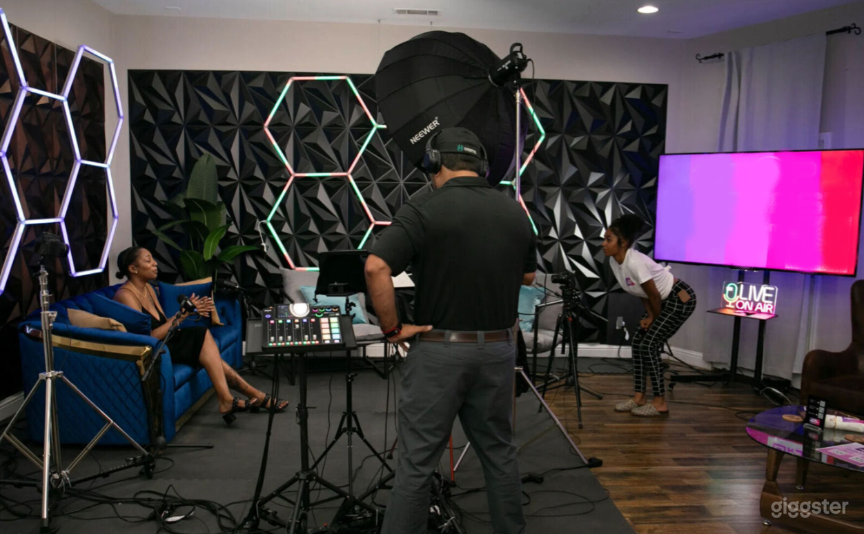 Stylish PODCAST Studio Photo 3