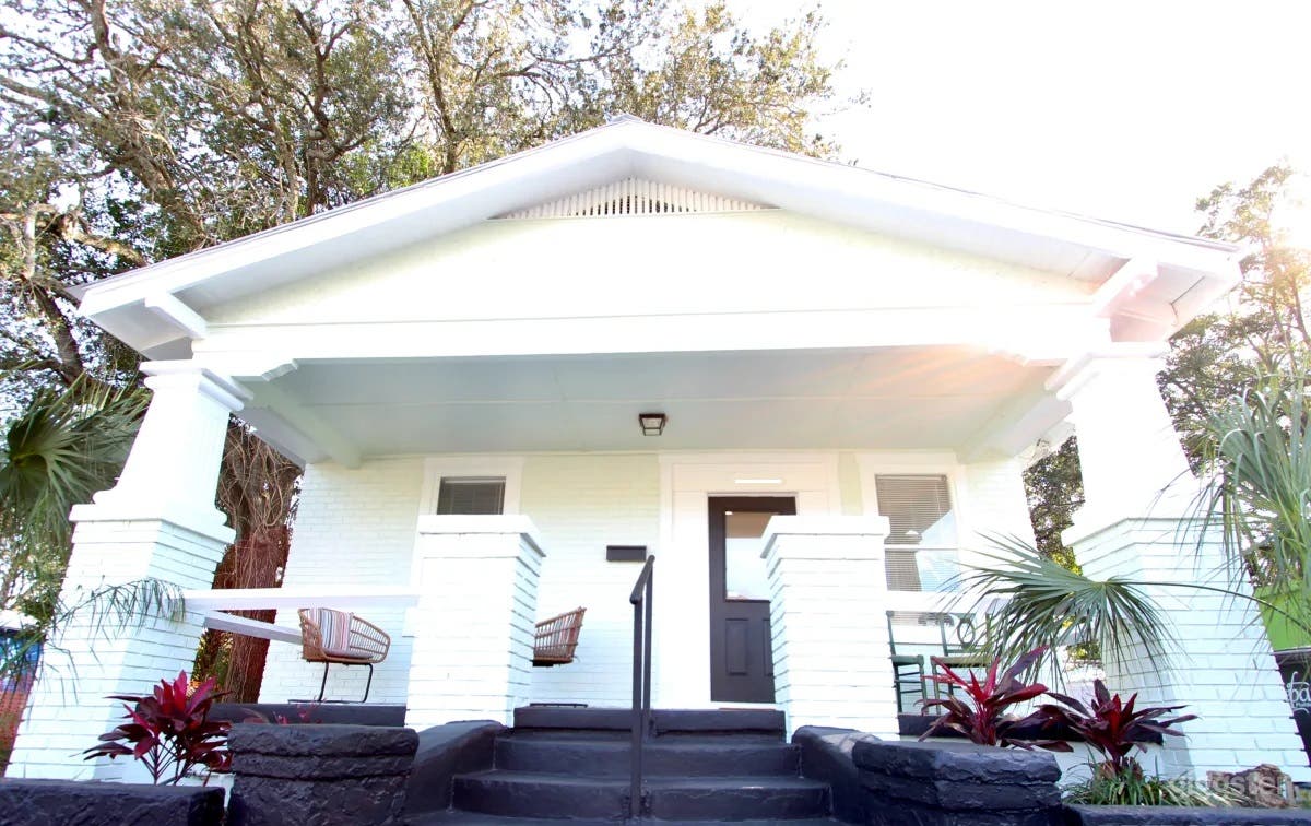 Cozy Modern Home + Backyard w/ Fire-Pit &amp; Grill Photo 2