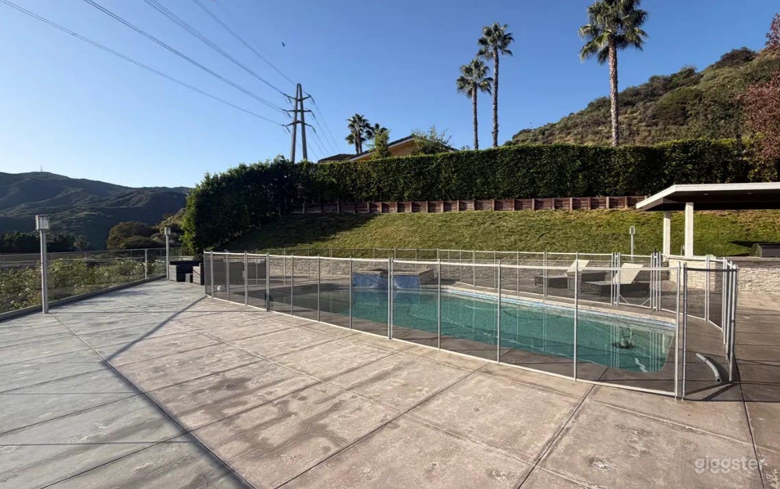 Stunning Pool with Breathtaking Views Photo 2