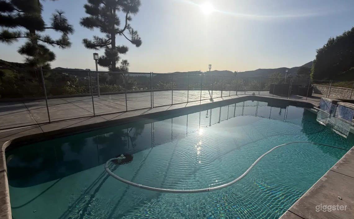Stunning Pool with Breathtaking Views Photo 3
