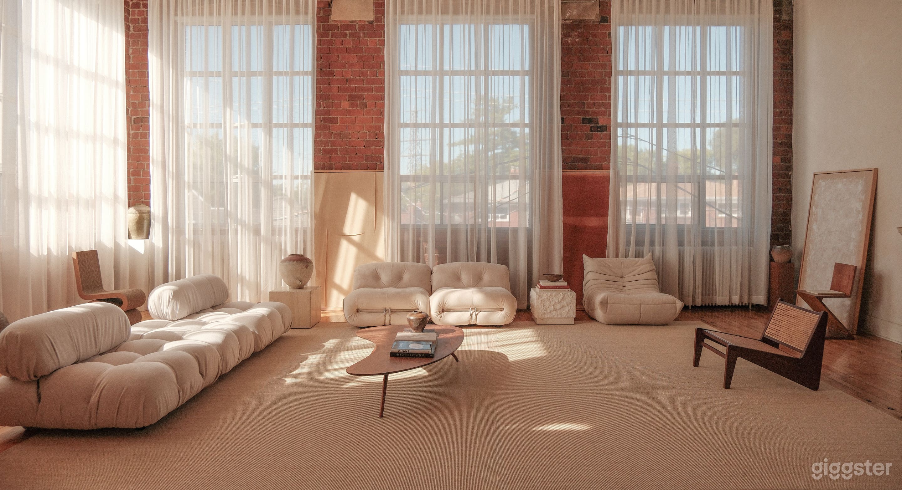 Exposed Brick Loft with Natural Light in Toronto Photo 3