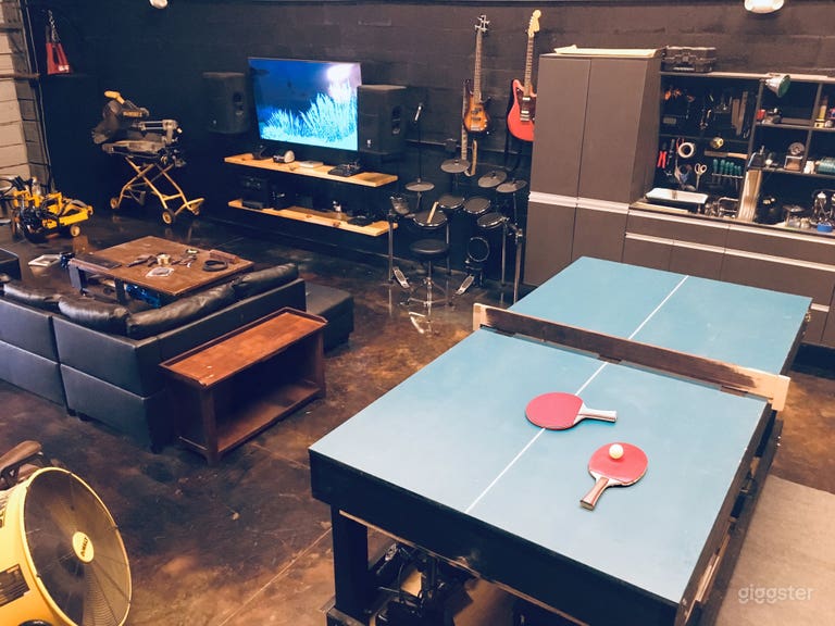  Warehouse Creative Studio Space with Man-Cave Vibe 