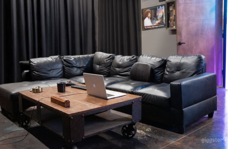  Warehouse Creative Studio Space with Man-Cave Vibe 