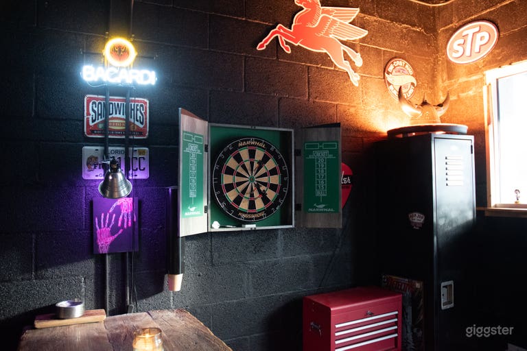  Warehouse Creative Studio Space with Man-Cave Vibe 