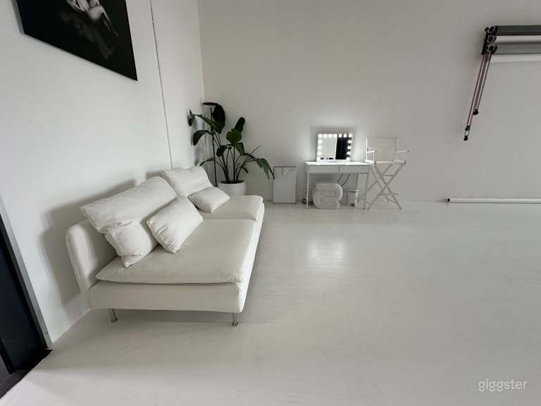  Bright & Spacious All-White Loft Studio – JC 