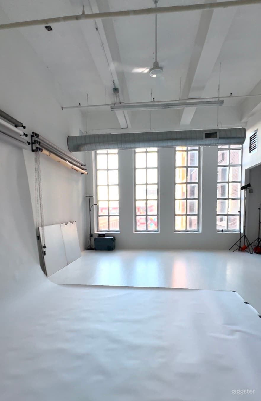 Bright &amp; Spacious All-White Loft Studio – JC Photo 3