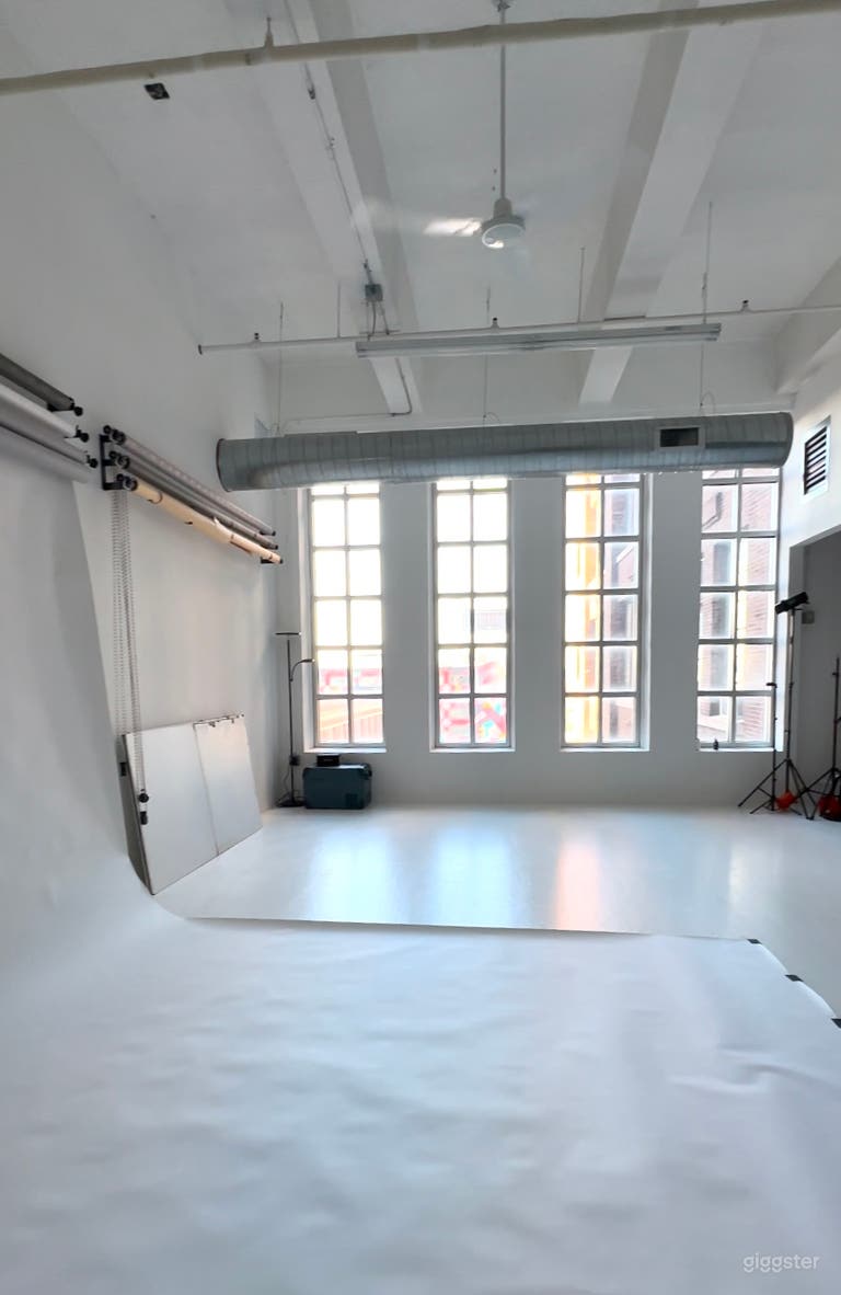  Bright & Spacious All-White Loft Studio – JC 