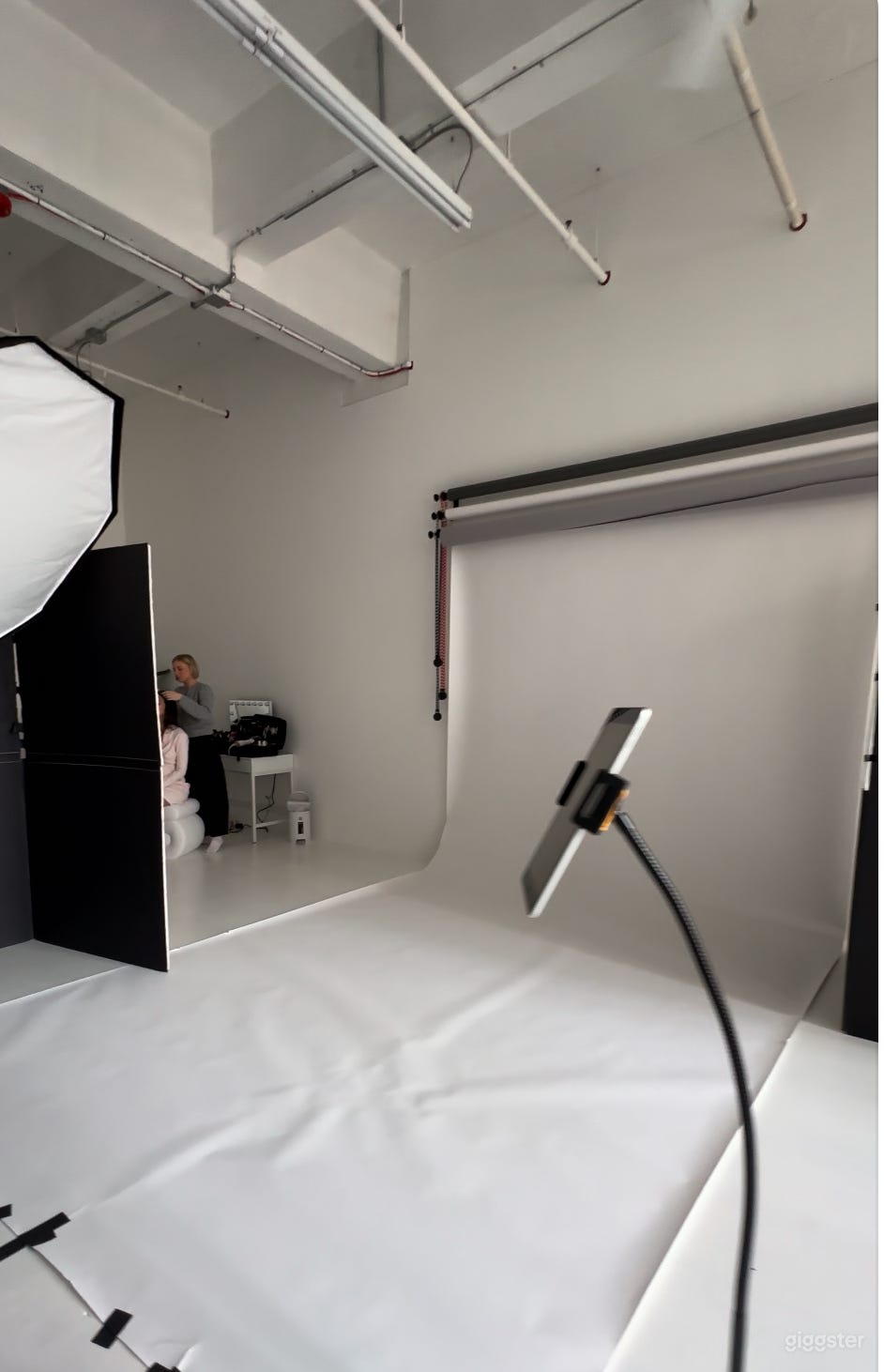 Bright &amp; Spacious All-White Loft Studio – JC Photo 4