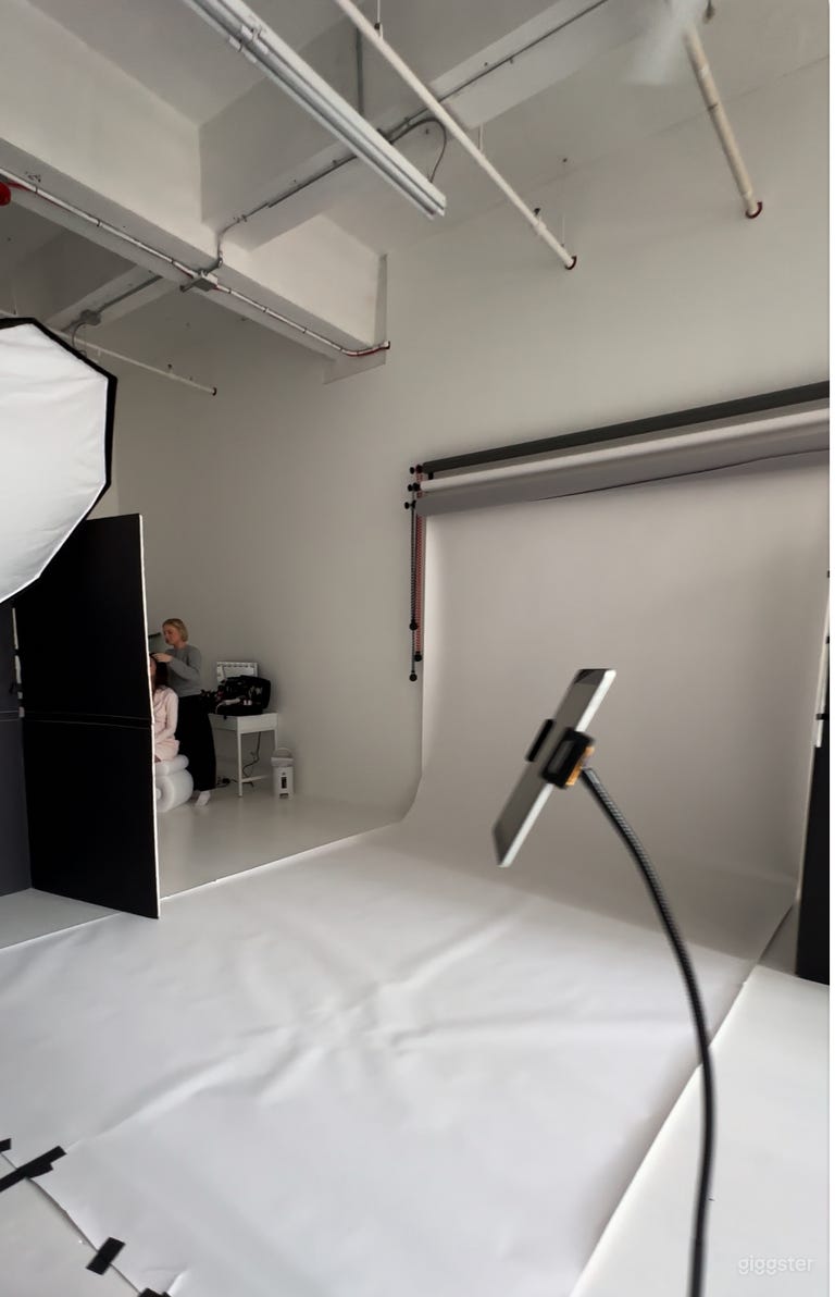  Bright & Spacious All-White Loft Studio – JC 