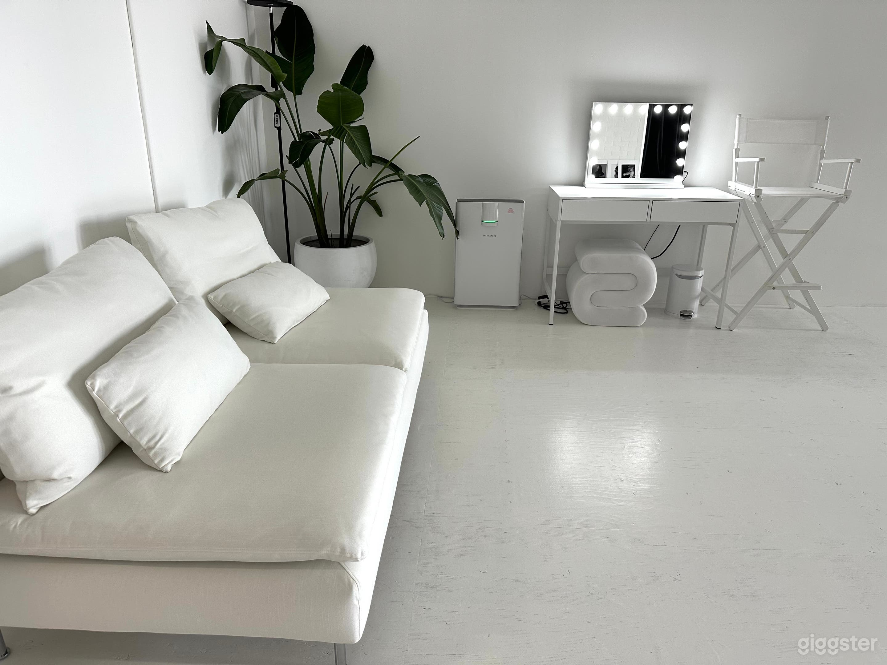 Bright &amp; Spacious All-White Loft Studio – JC Photo 1