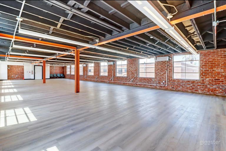  Charming Light-Filled Venue 