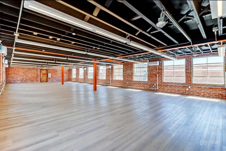  Charming Light-Filled Venue 