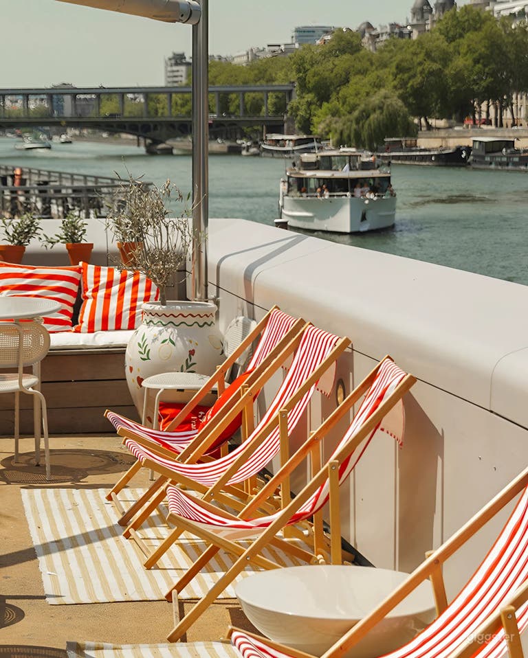  Lugar completo en barcaza fluvial con terraza y espacios para comer 
