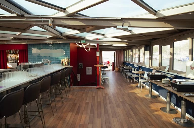  Lugar completo en barcaza fluvial con terraza y espacios para comer 
