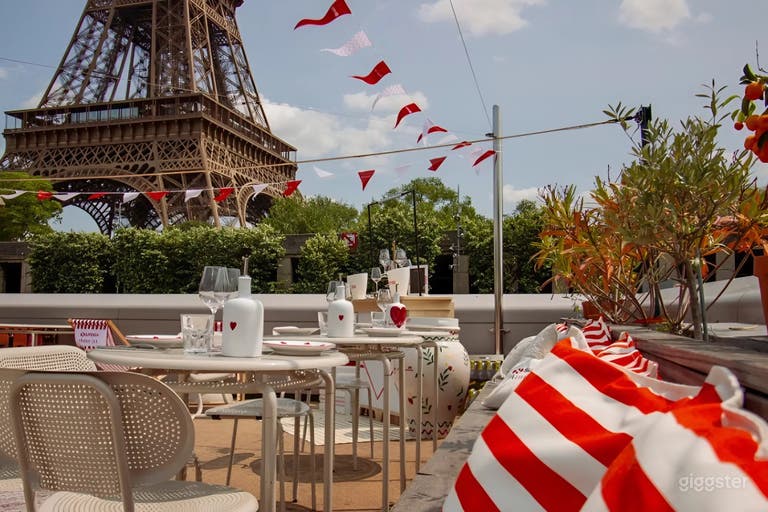  Lugar completo en barcaza fluvial con terraza y espacios para comer 