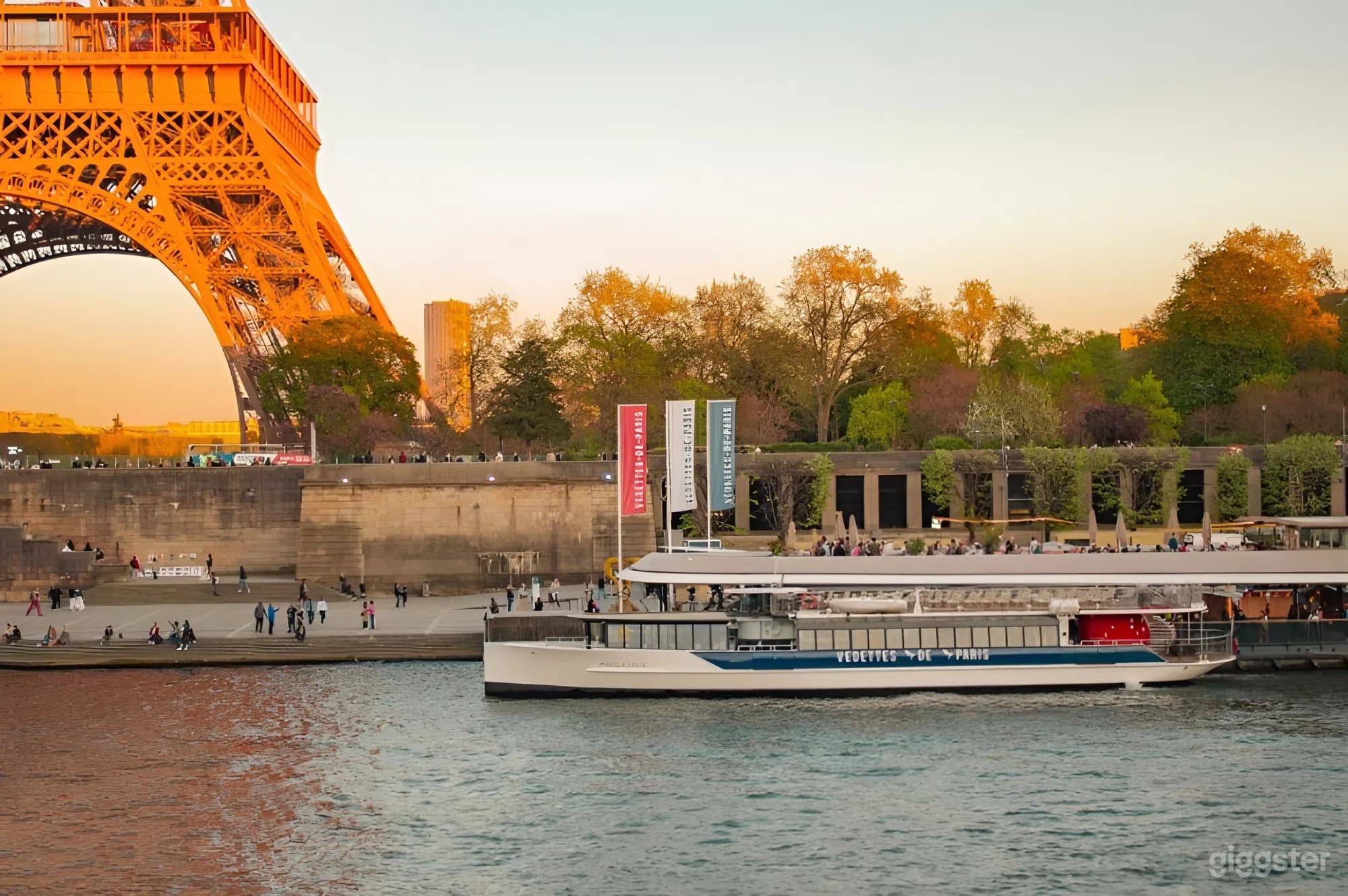 Photo de Lieu complet sur péniche avec terrasse & espaces de restauration 1
