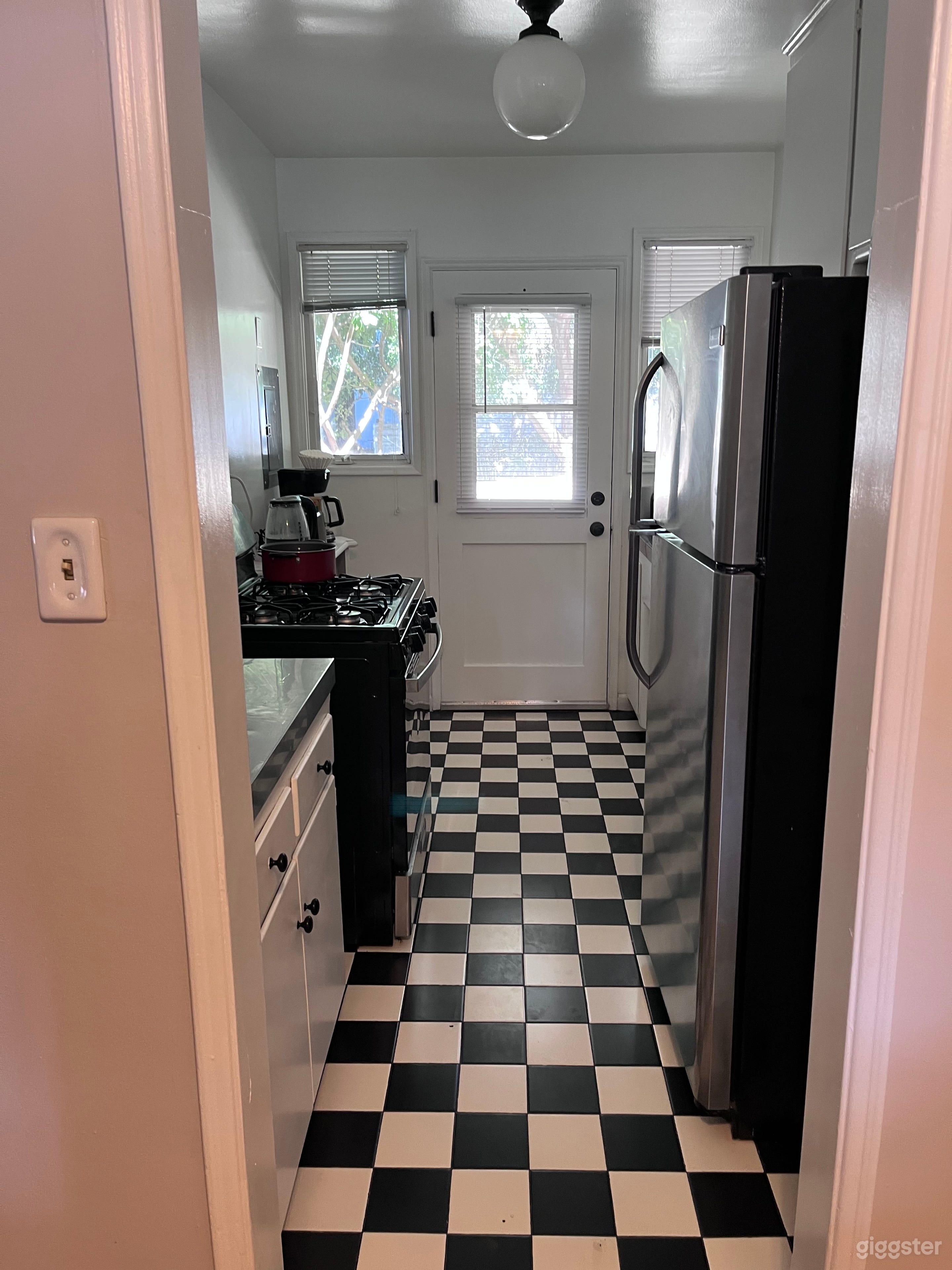 BRIGHT NEUTRAL KITCHEN

Clean, daylight-filled kitchen with a balanced layout suited for cooking scenes, brand content, and modern commercial productions.