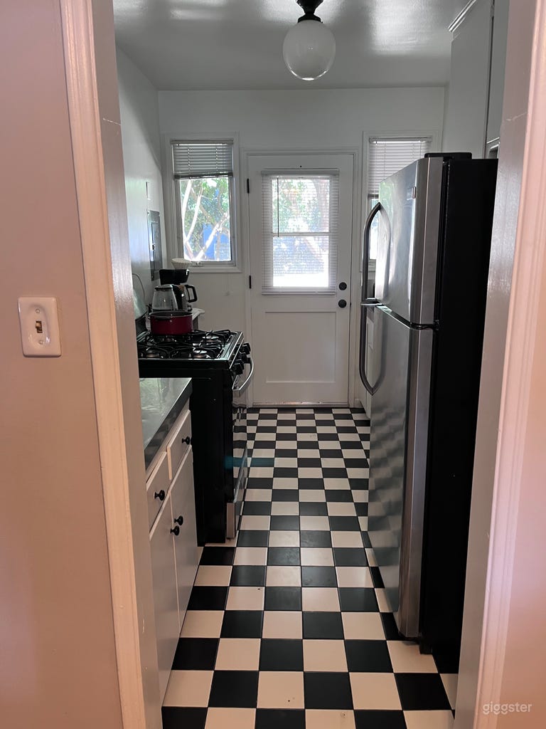  BRIGHT NEUTRAL KITCHEN

Clean, daylight-filled kitchen with a balanced layout suited for cooking scenes, brand content, and modern commercial productions. 