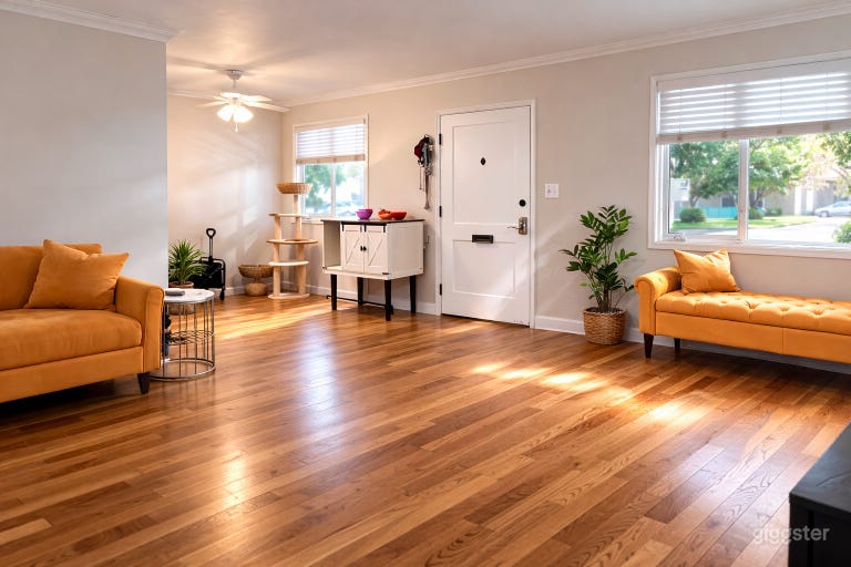  LIGHT-FILLED LIVING ROOM

Offers a versatile setting for film, commercial, & editorial productions. Clean lines create an elevated yet authentic residential atmosphere suited to intimate events, meetings, lifestyle scenes, & cinematic storytelling. 