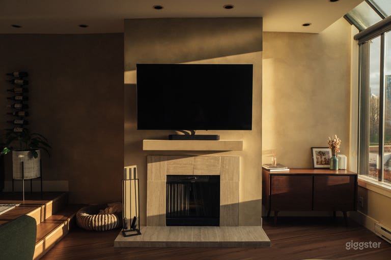  Bright Waterfront Mid-Century Space with City View 