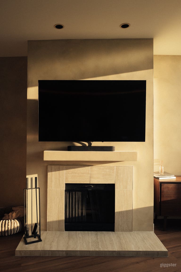  Bright Waterfront Mid-Century Space with City View 