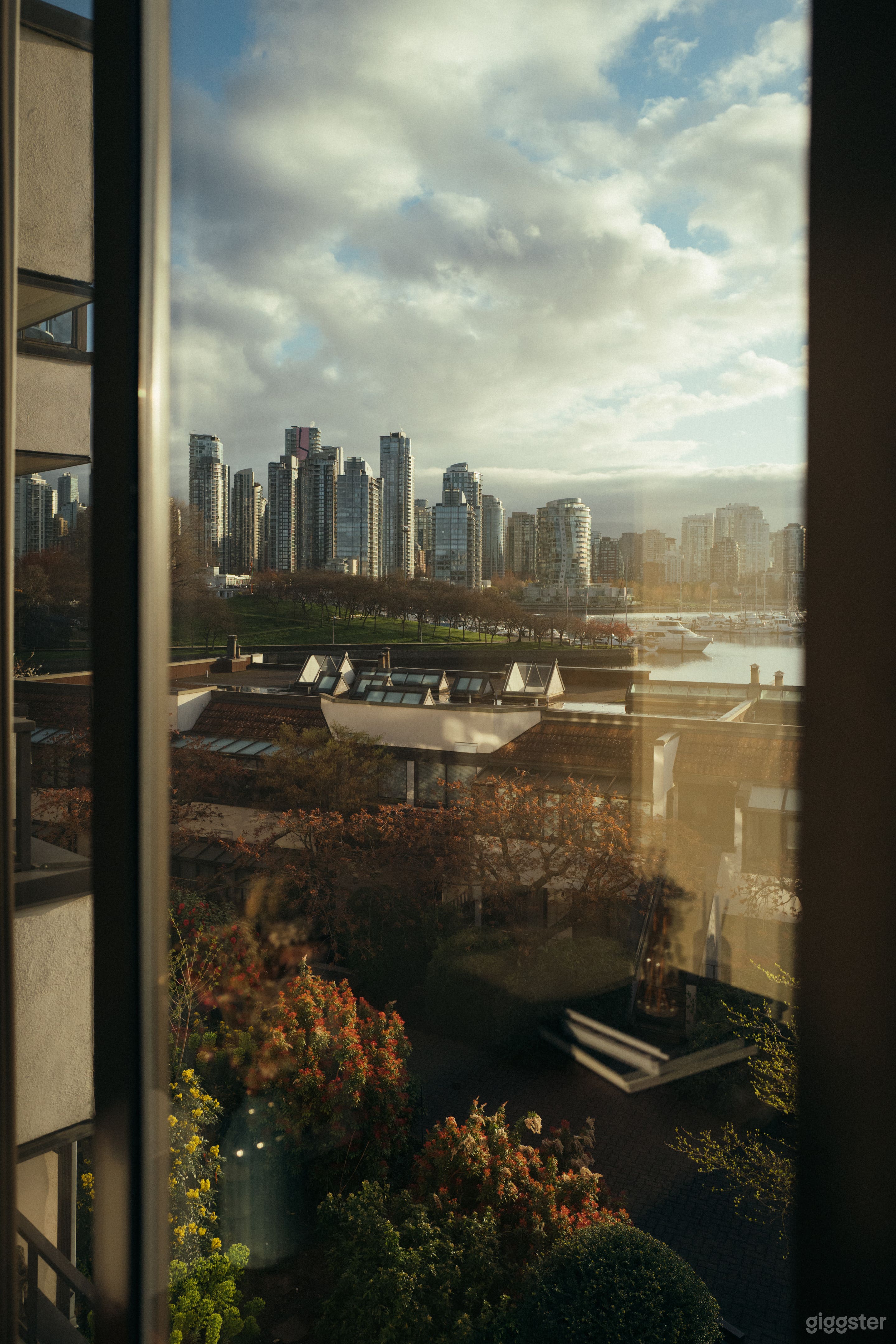 Waterfront Mid-Century Modern with Iconic City Views Photo 4