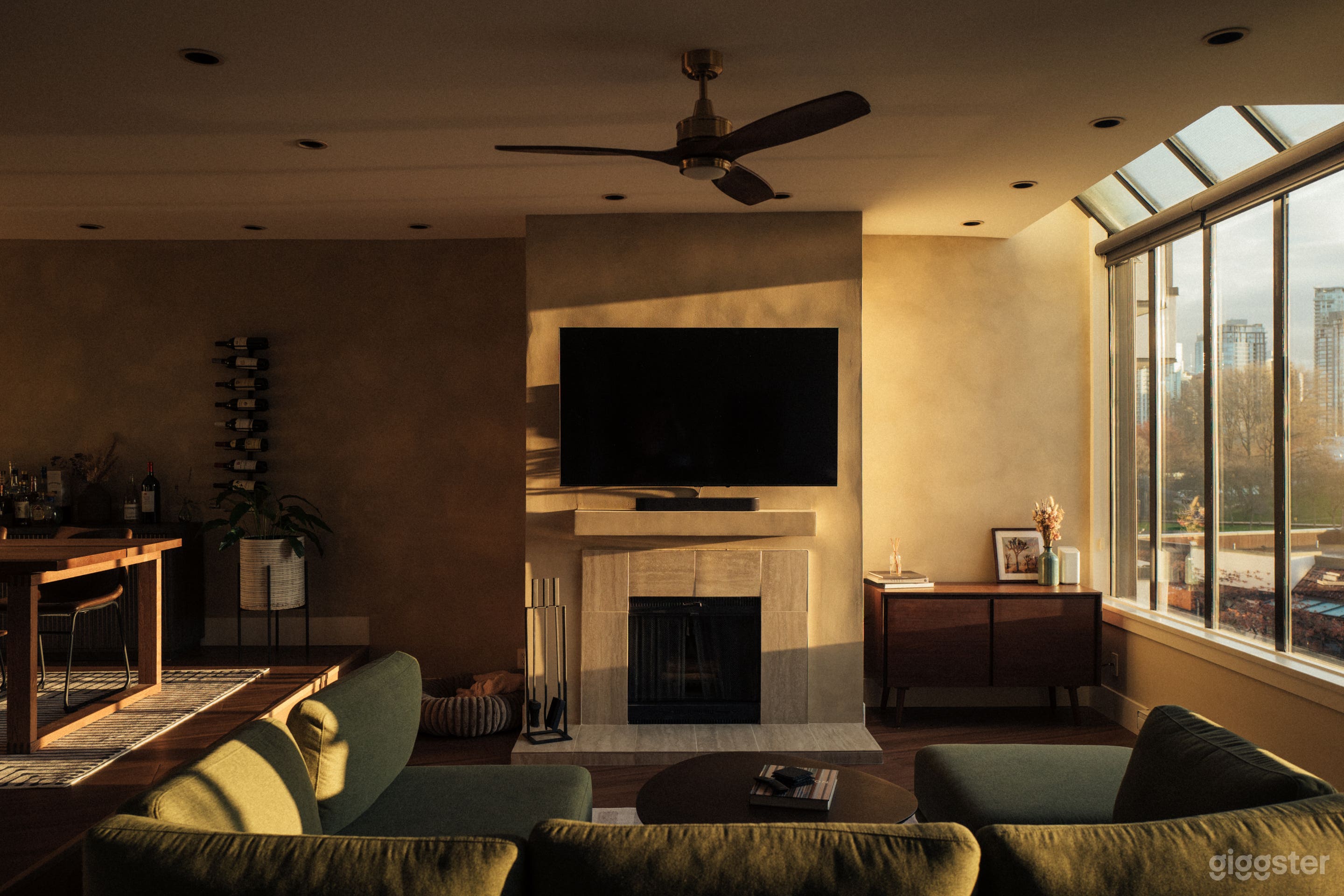 Waterfront Mid-Century Modern with Iconic City Views Photo 3