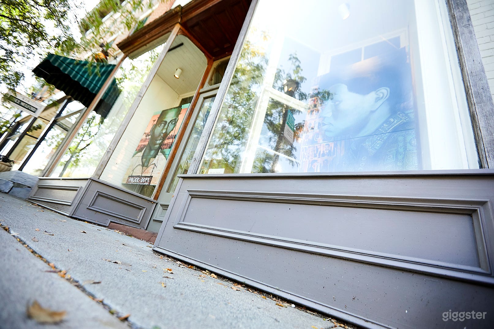 Open Spacious Art Salon Photo 4