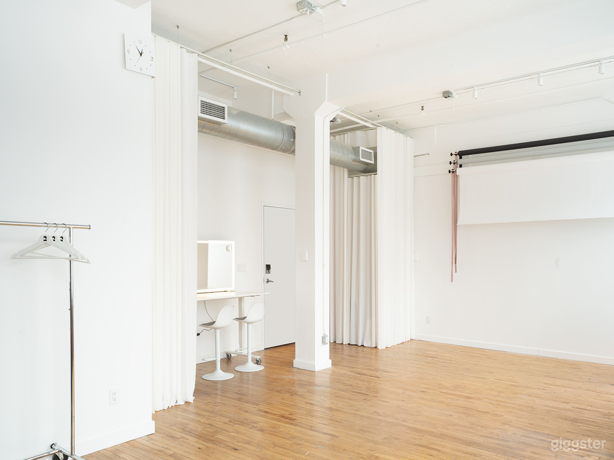 Downtown Hard-Loft Studio with CN Tower View Photo 3