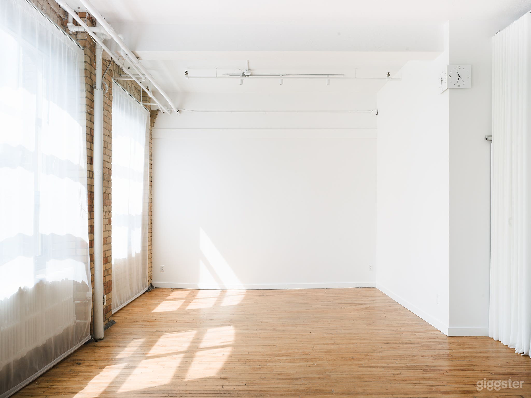 Downtown Hard-Loft Studio with CN Tower View Photo 2