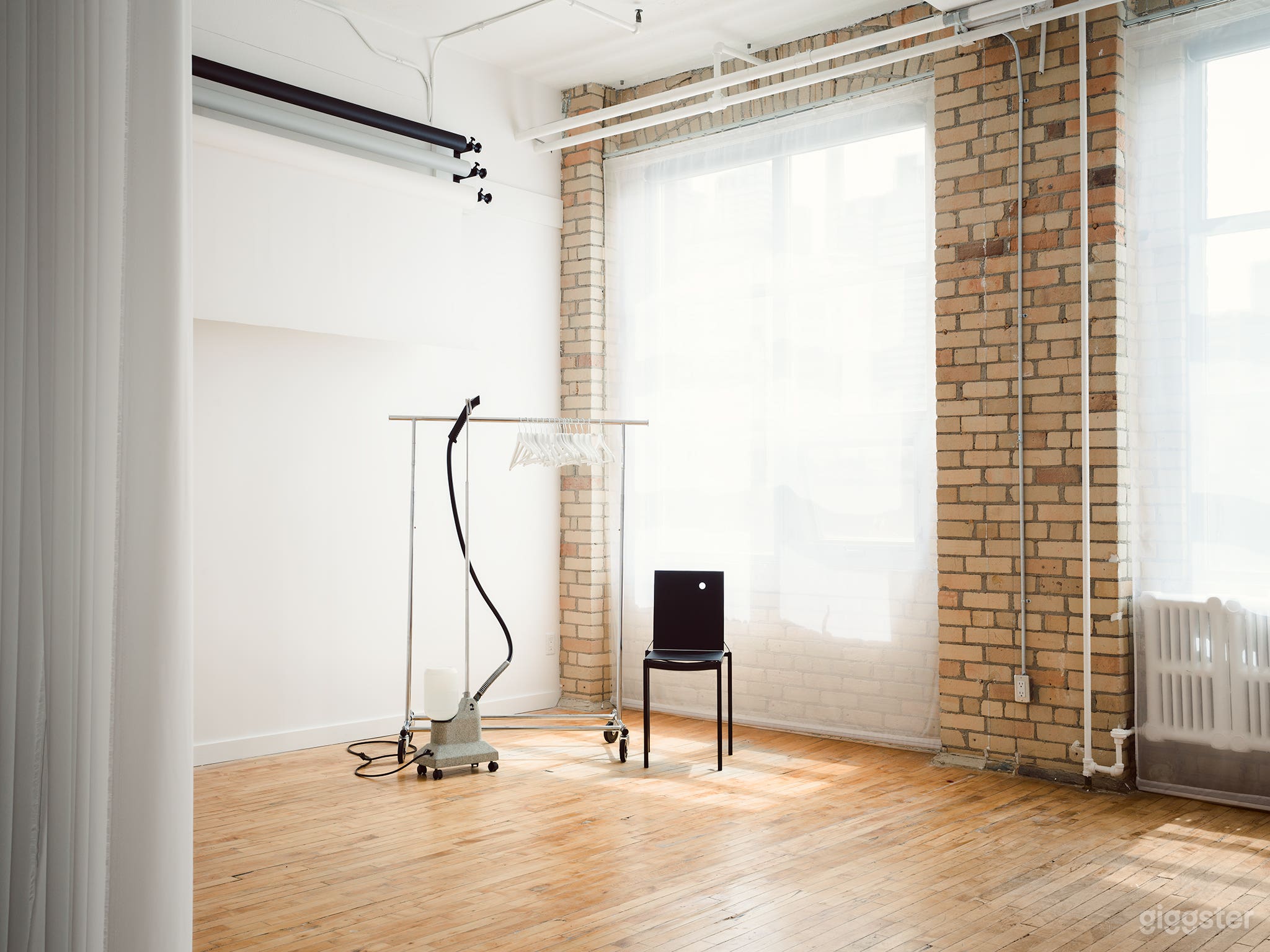 Downtown Hard-Loft Studio with CN Tower View Photo 4