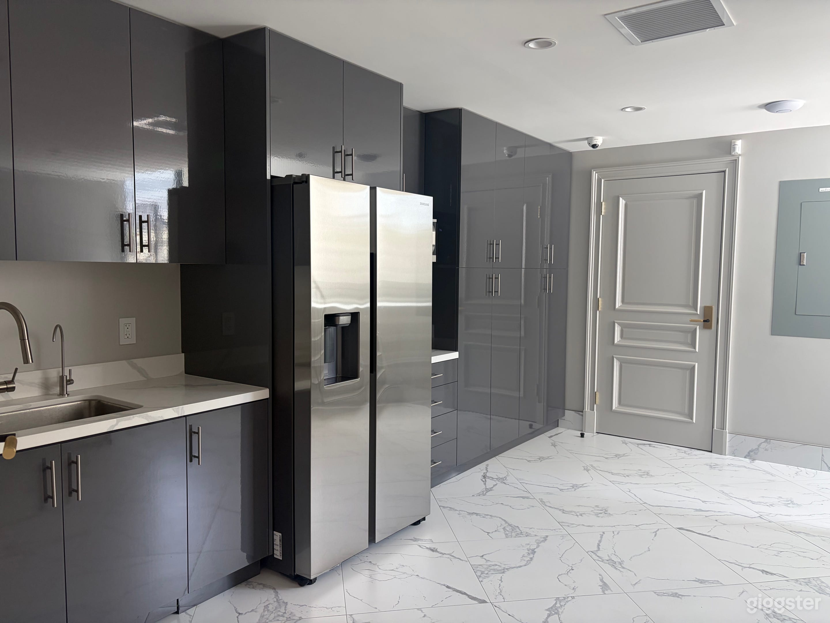 Modern Multi-Suite Office Building Photo 4