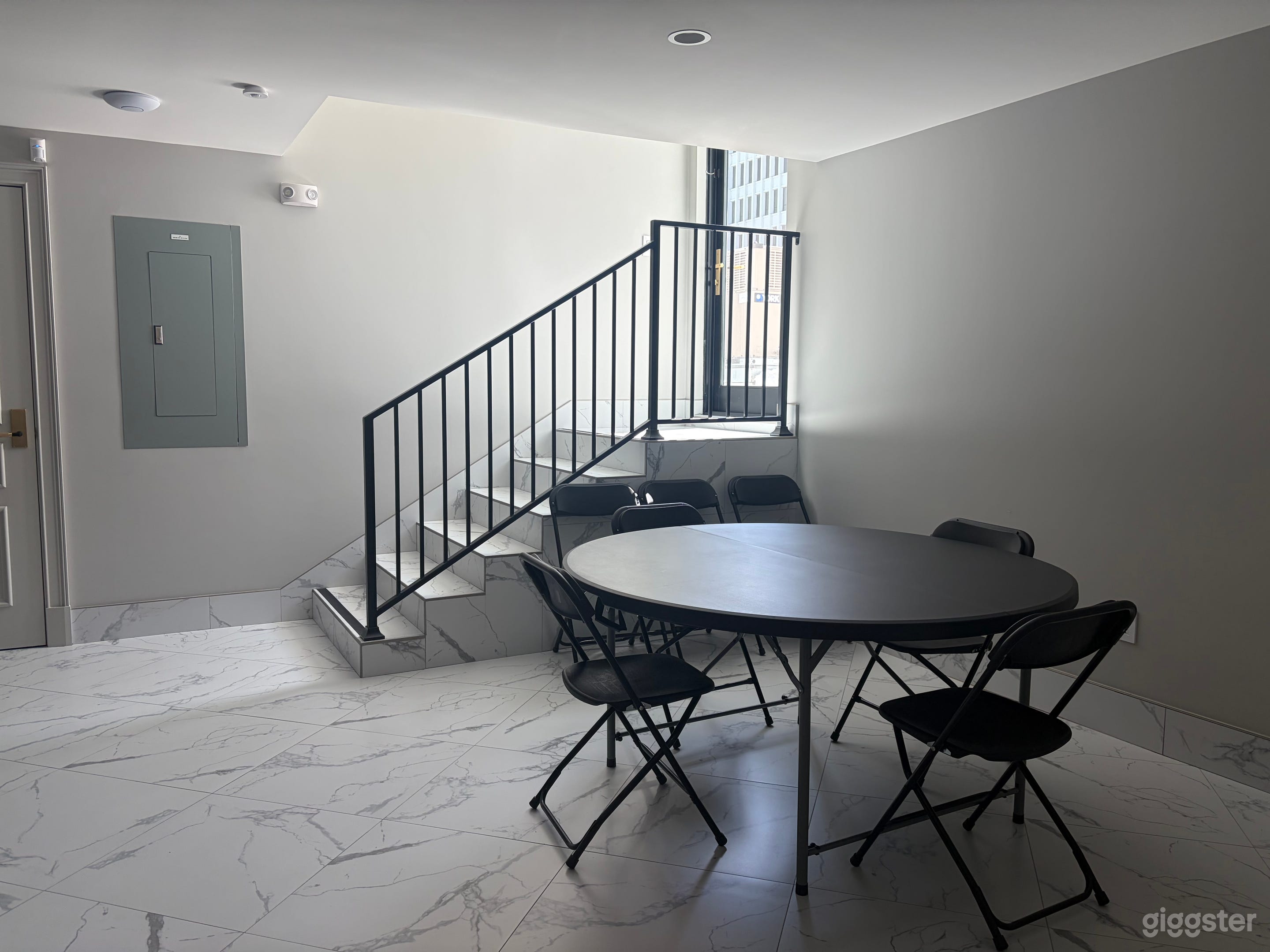 Modern Multi-Suite Office Building Photo 3