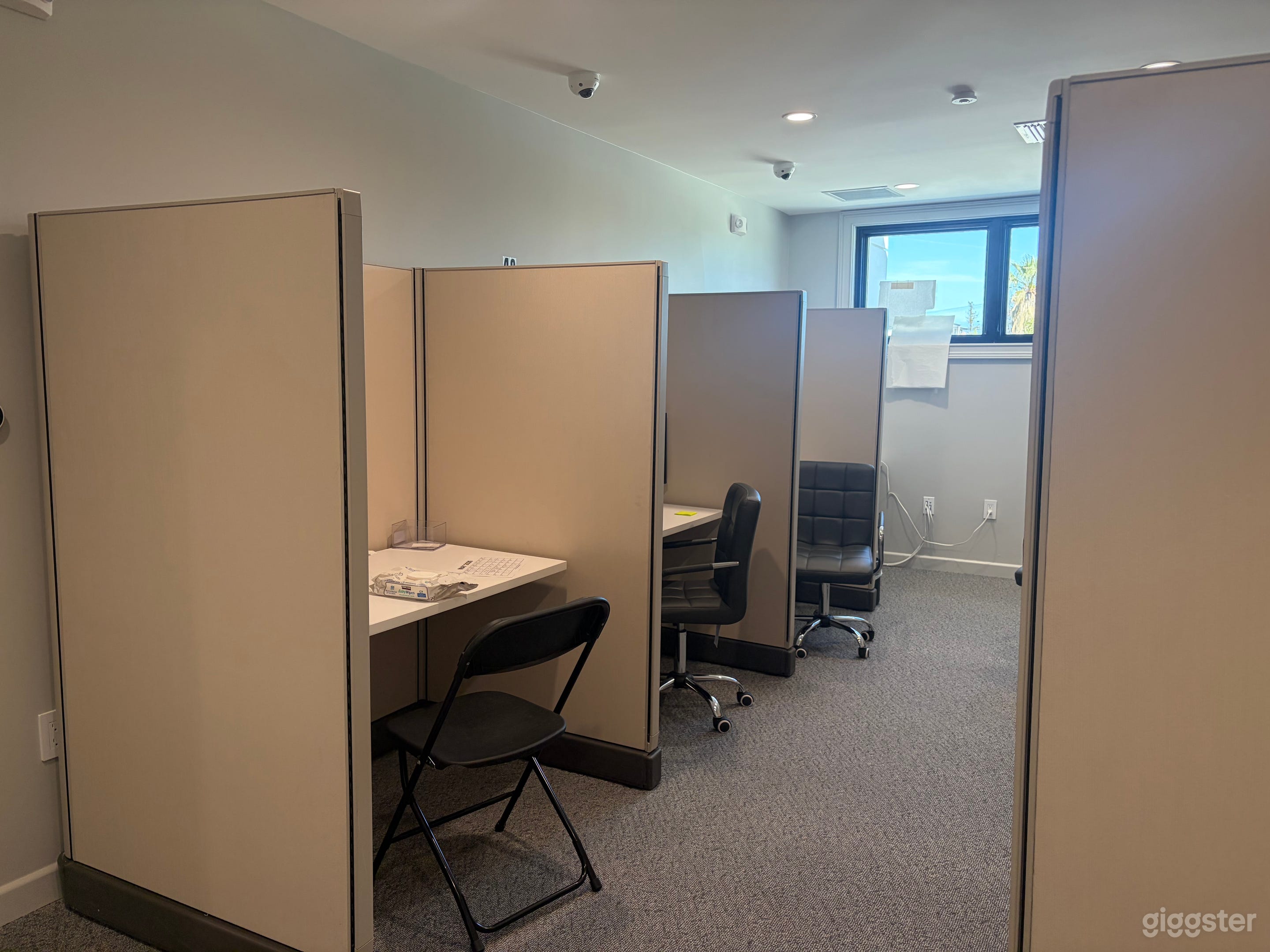 Modern Multi-Suite Office Building Photo 2