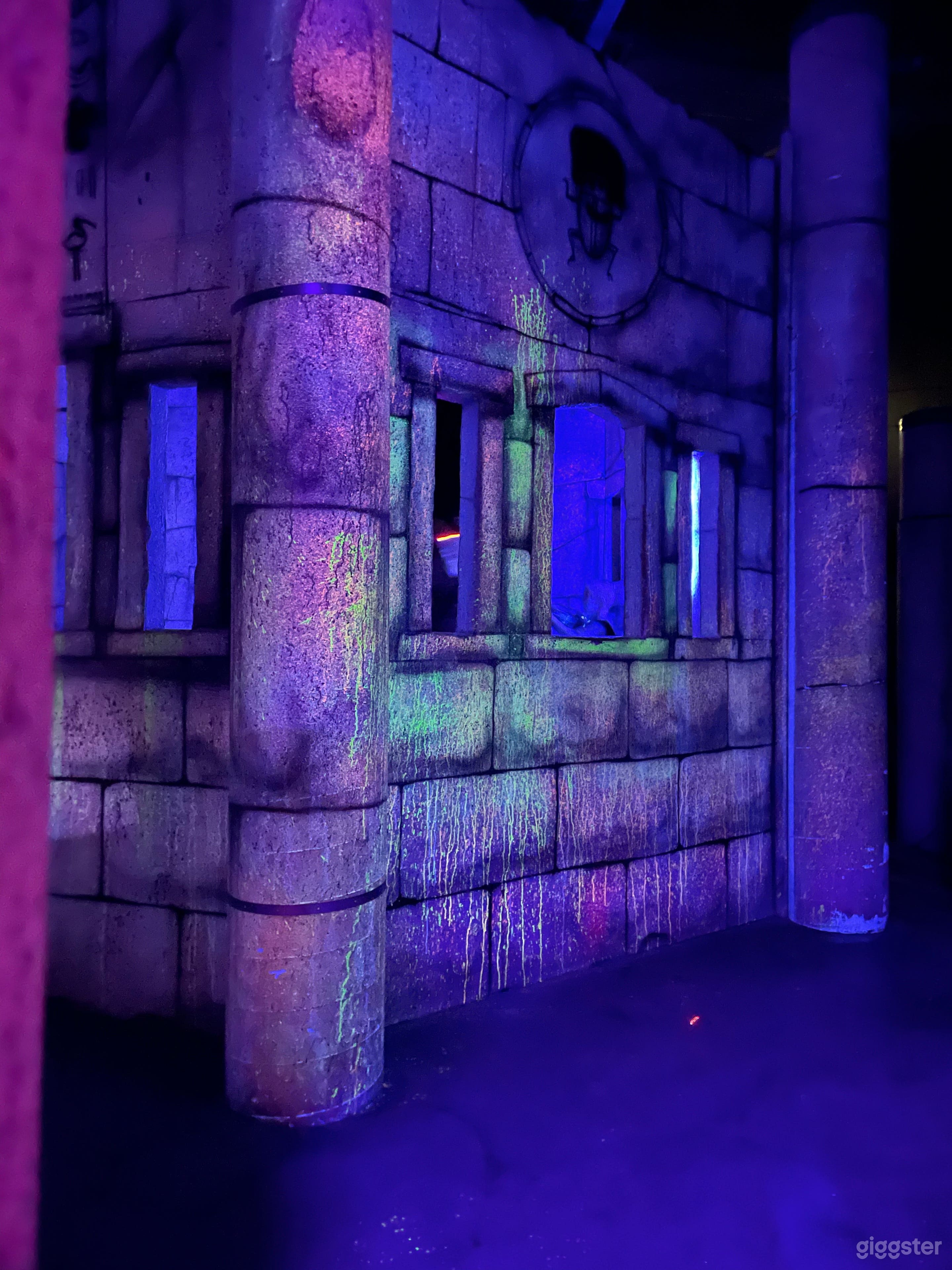 Lots of different fort type structures in the arena 