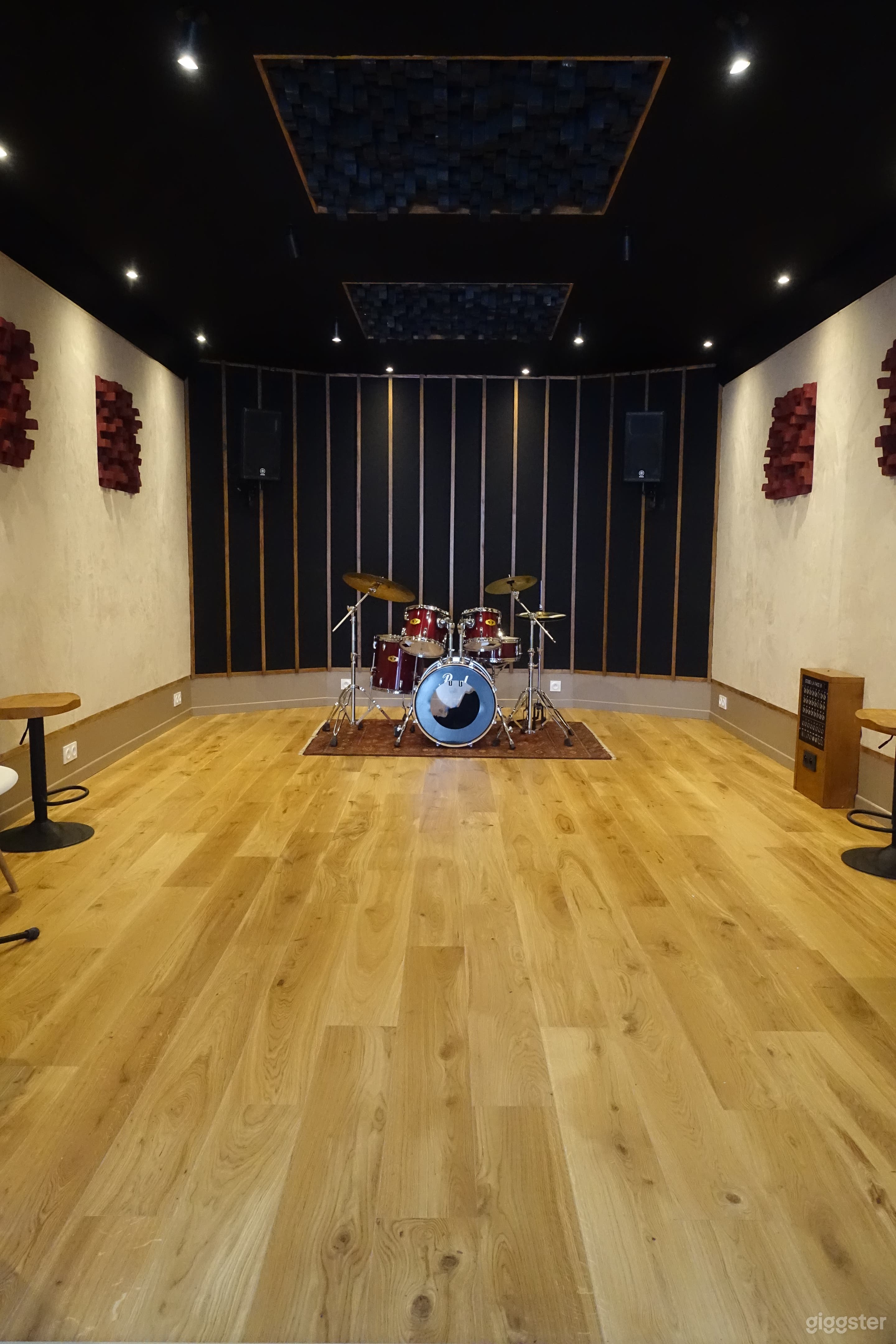 Photo de Studio d'enregistrement professionnel avec piano et salle de contrôle 2
