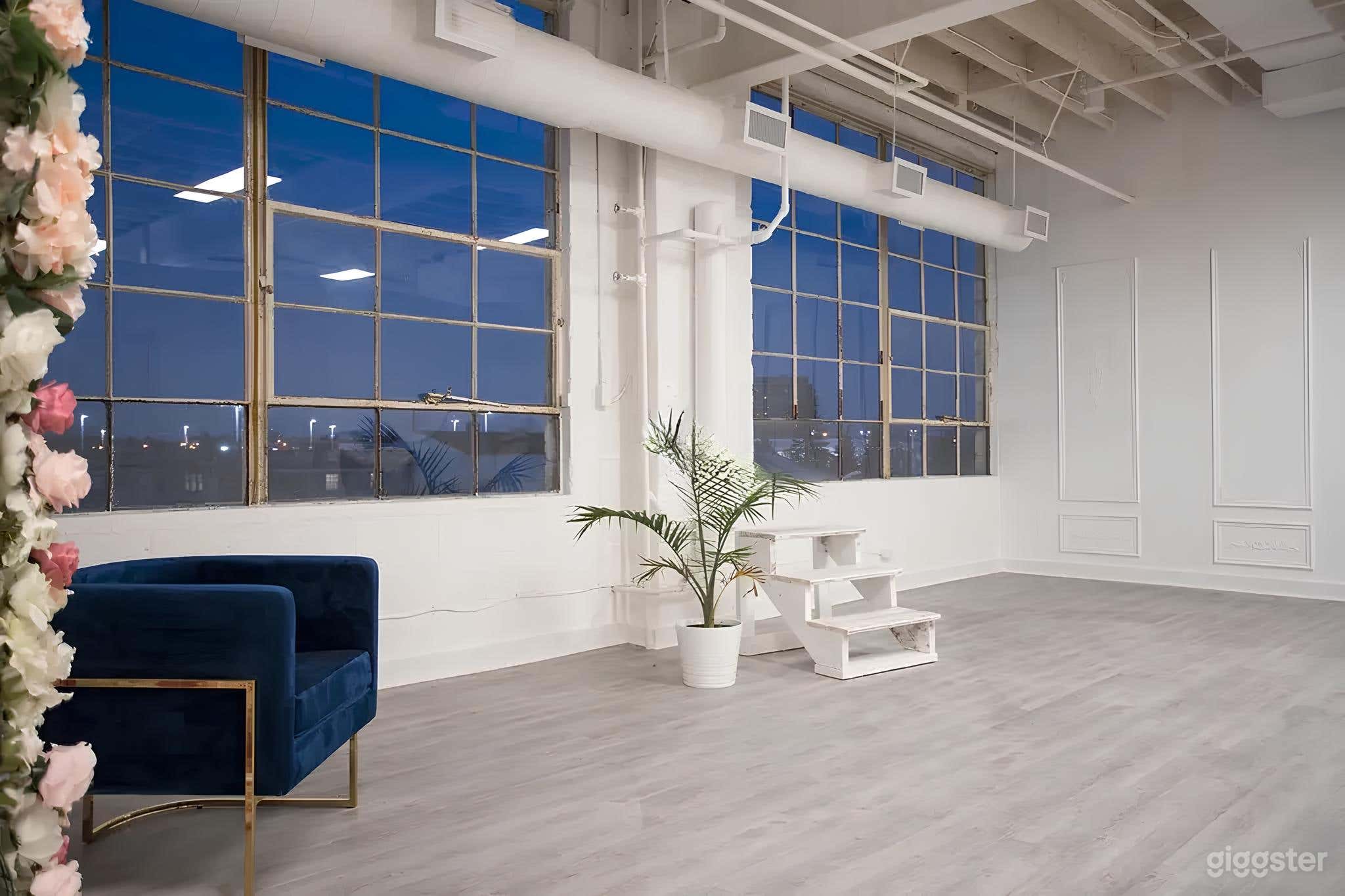 Studio Filled With Natural Light/ The Luna Studios Photo 3