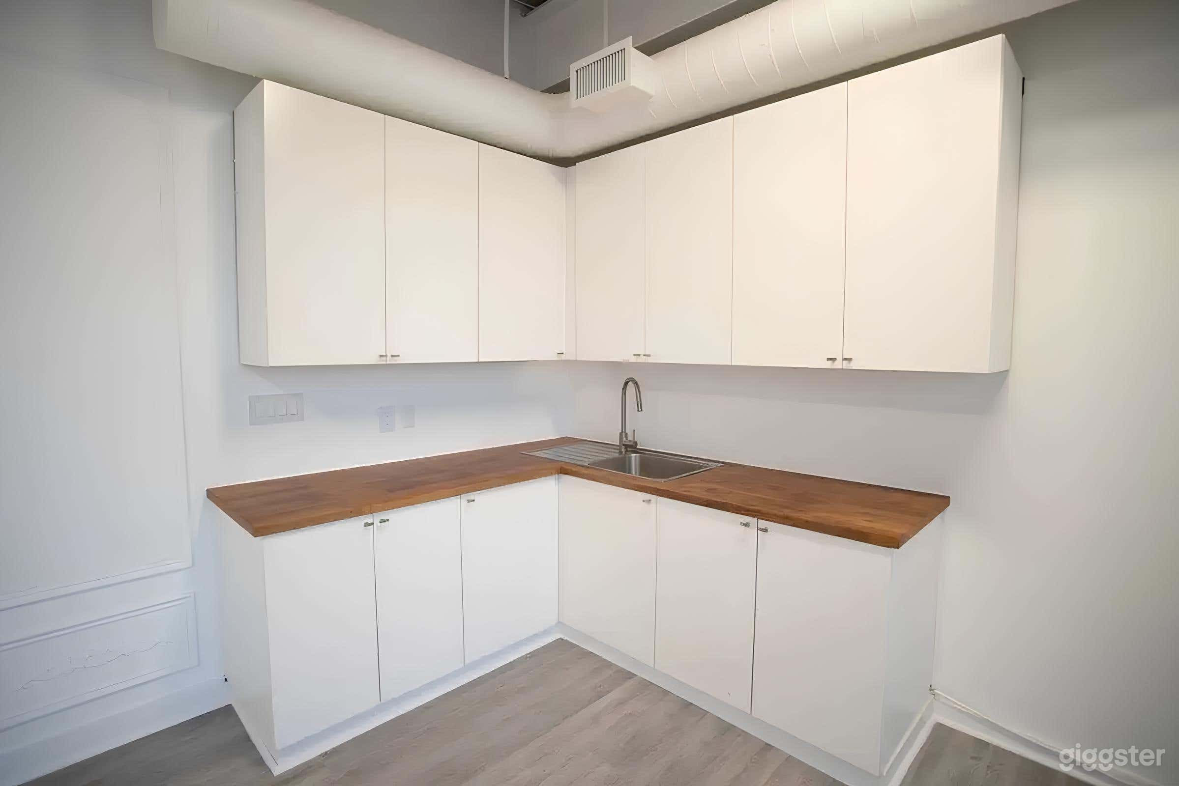 Studio Filled With Natural Light/ The Luna Studios Photo 4