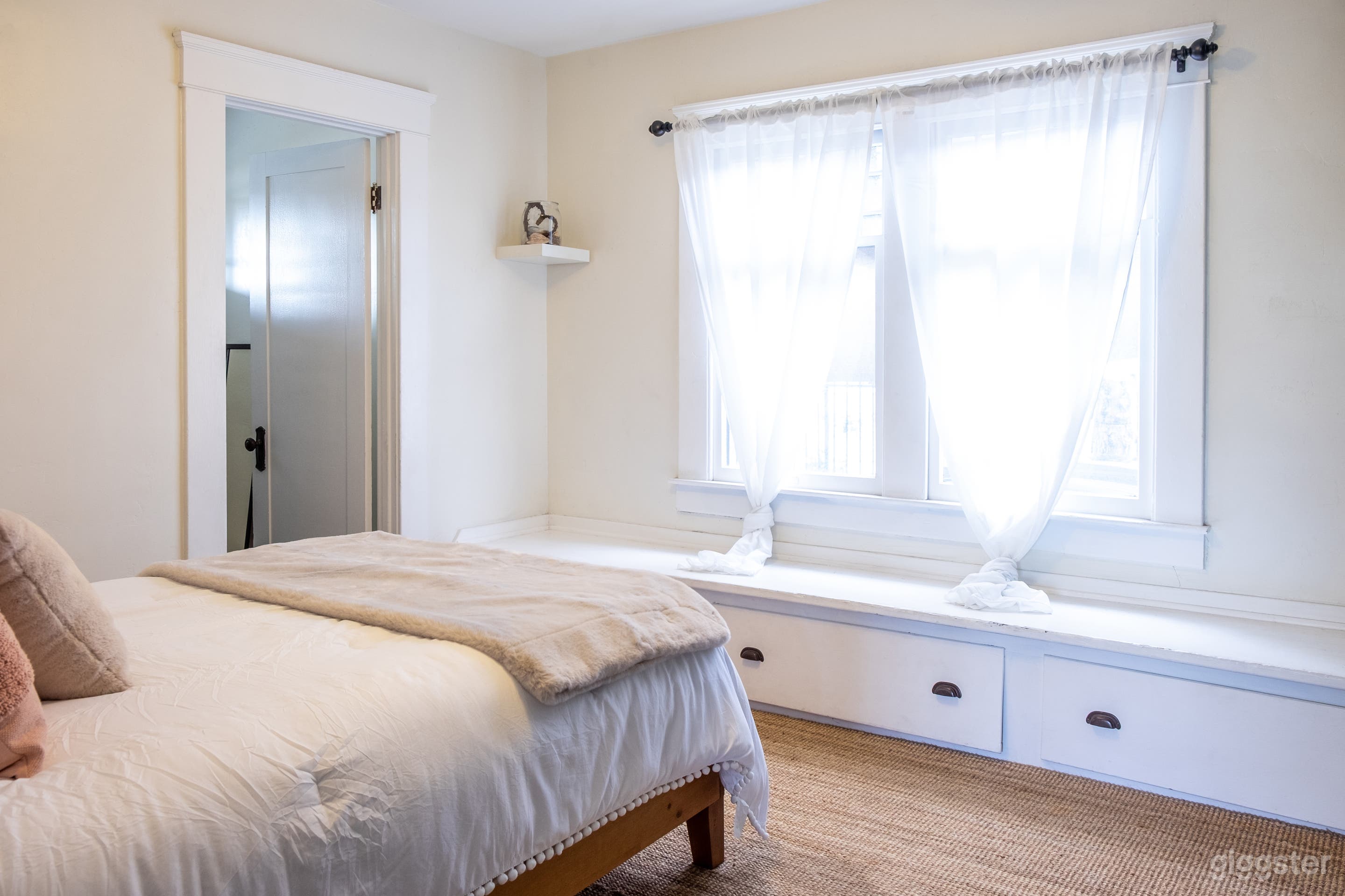 Downstairs Craftsman House in an Urban Community Photo 4