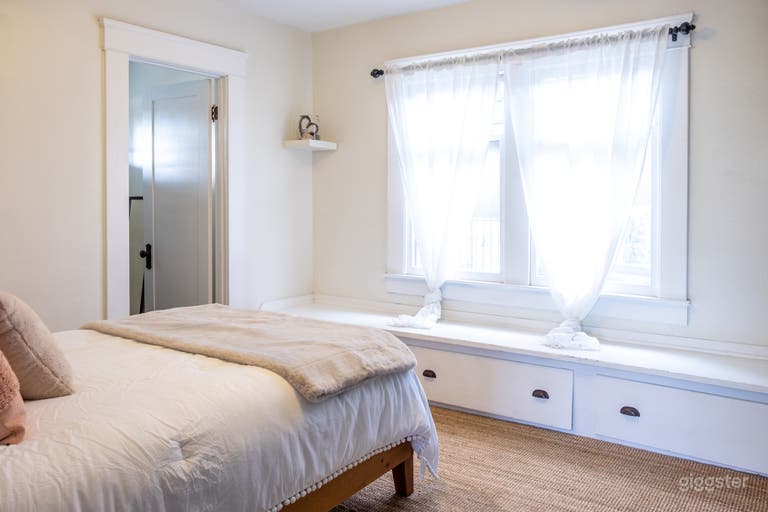  Downstairs Craftsman House in an Urban Community 