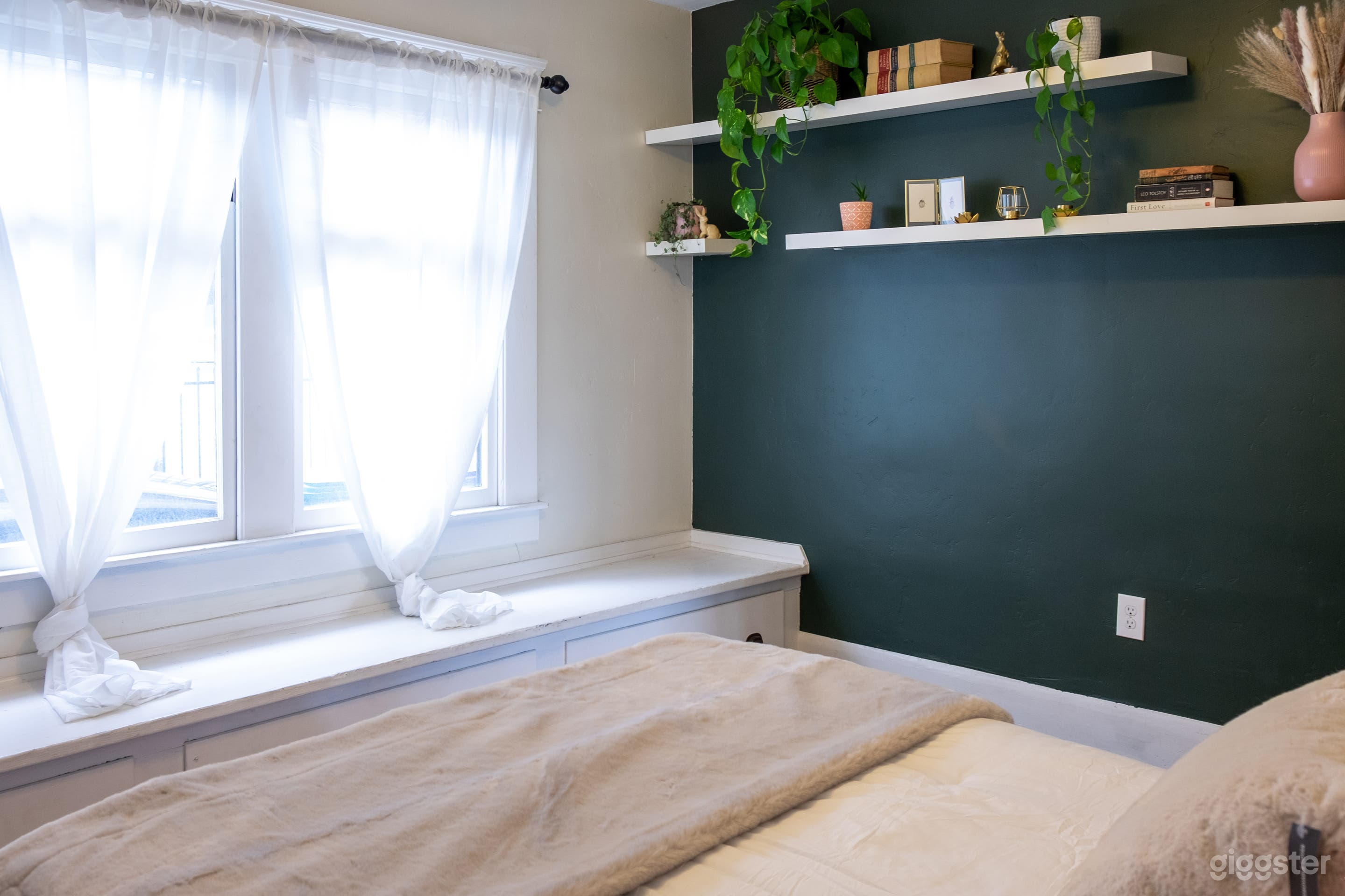 Downstairs Craftsman House in an Urban Community Photo 3