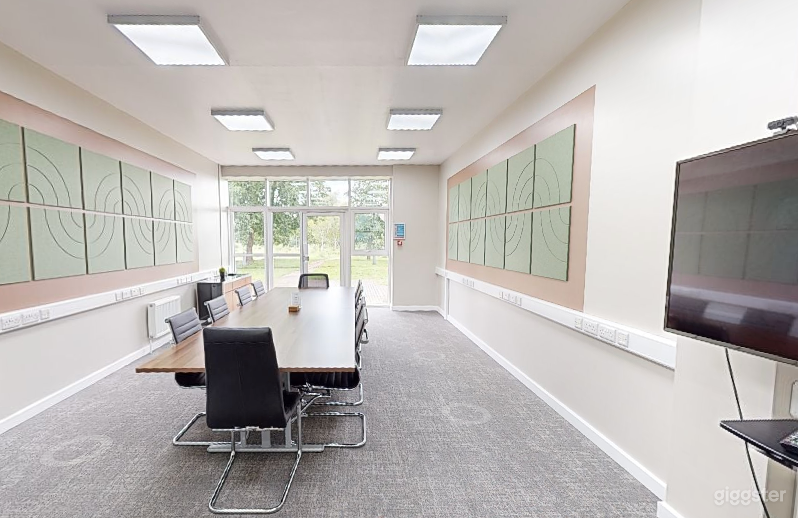 Modern Meeting Room 5 in Cambridge Photo 2