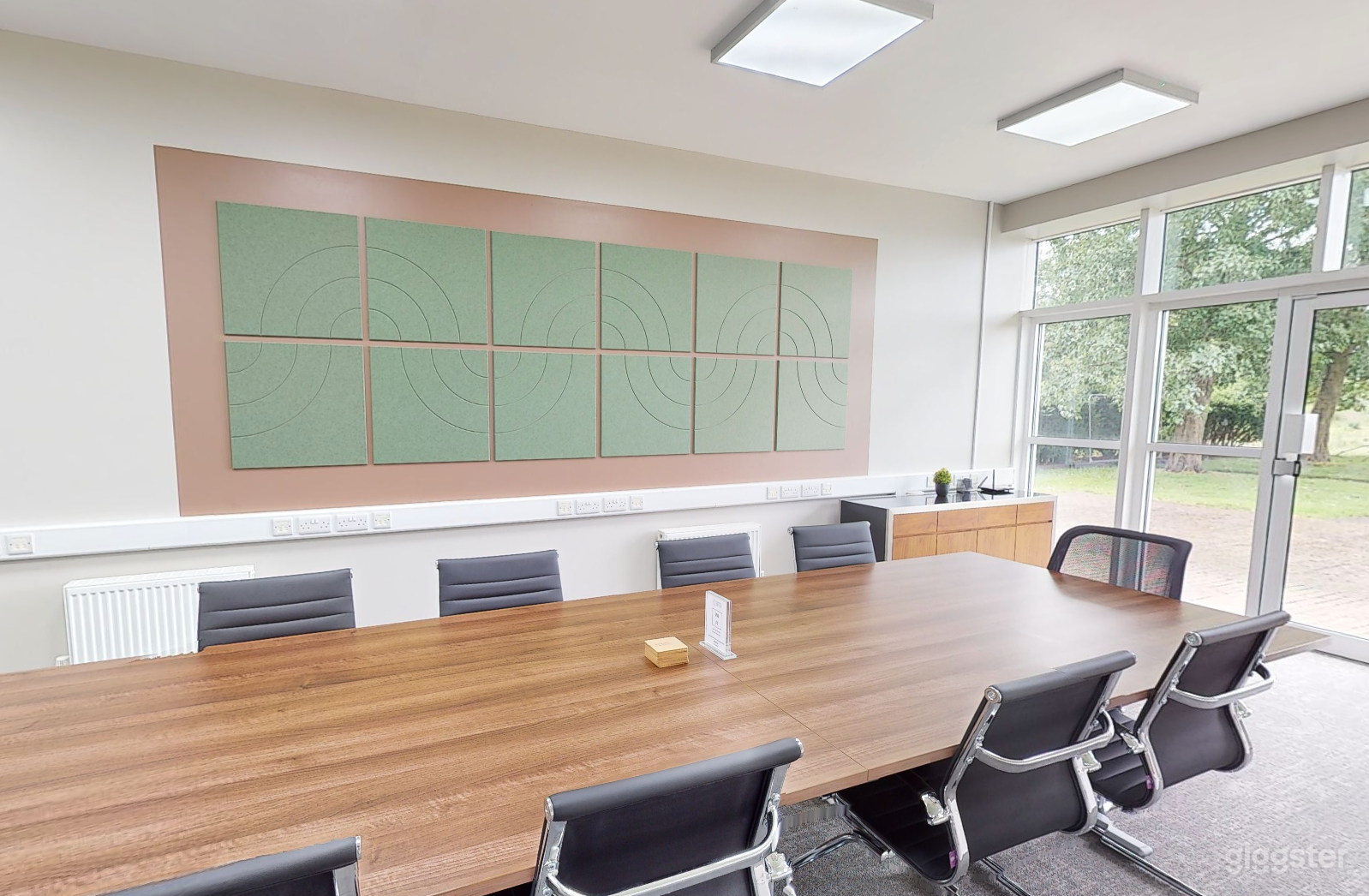 Modern Meeting Room 5 in Cambridge Photo 4