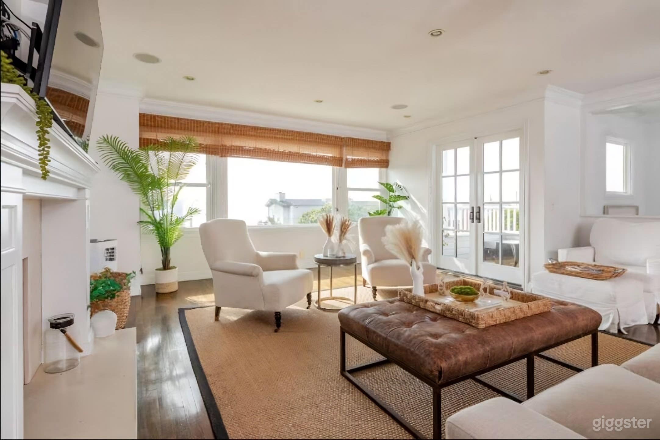 Airy Modern Beach Retreat in Manhattan Beach – Cozy, Stylish Photo 2