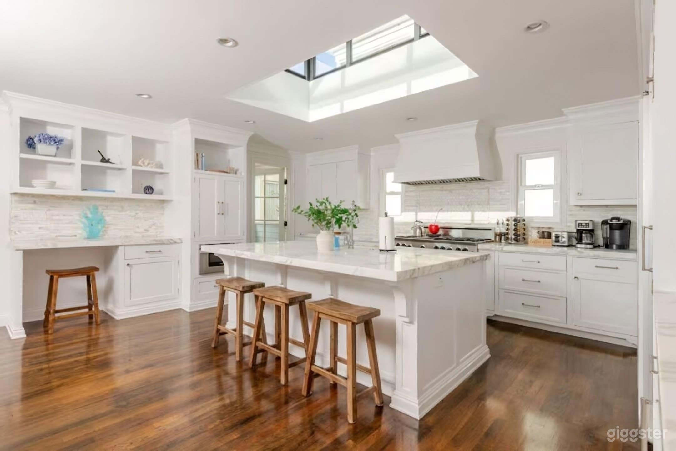 Airy Modern Beach Retreat in Manhattan Beach – Cozy, Stylish Photo 1