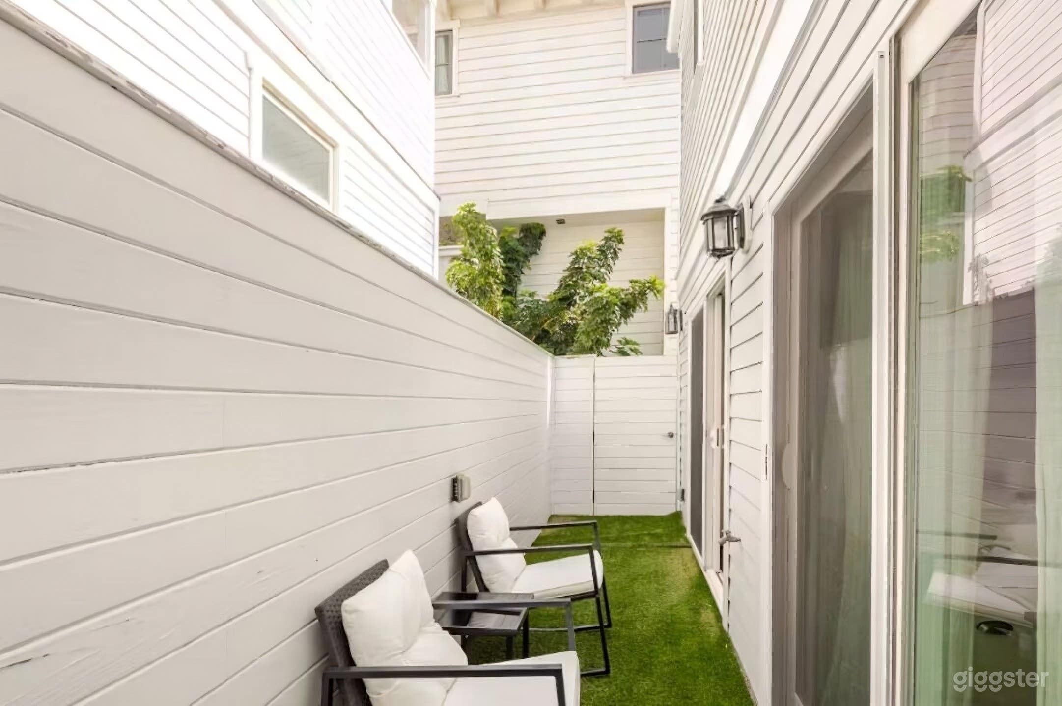 Airy Modern Beach Retreat in Manhattan Beach – Cozy, Stylish Photo 4