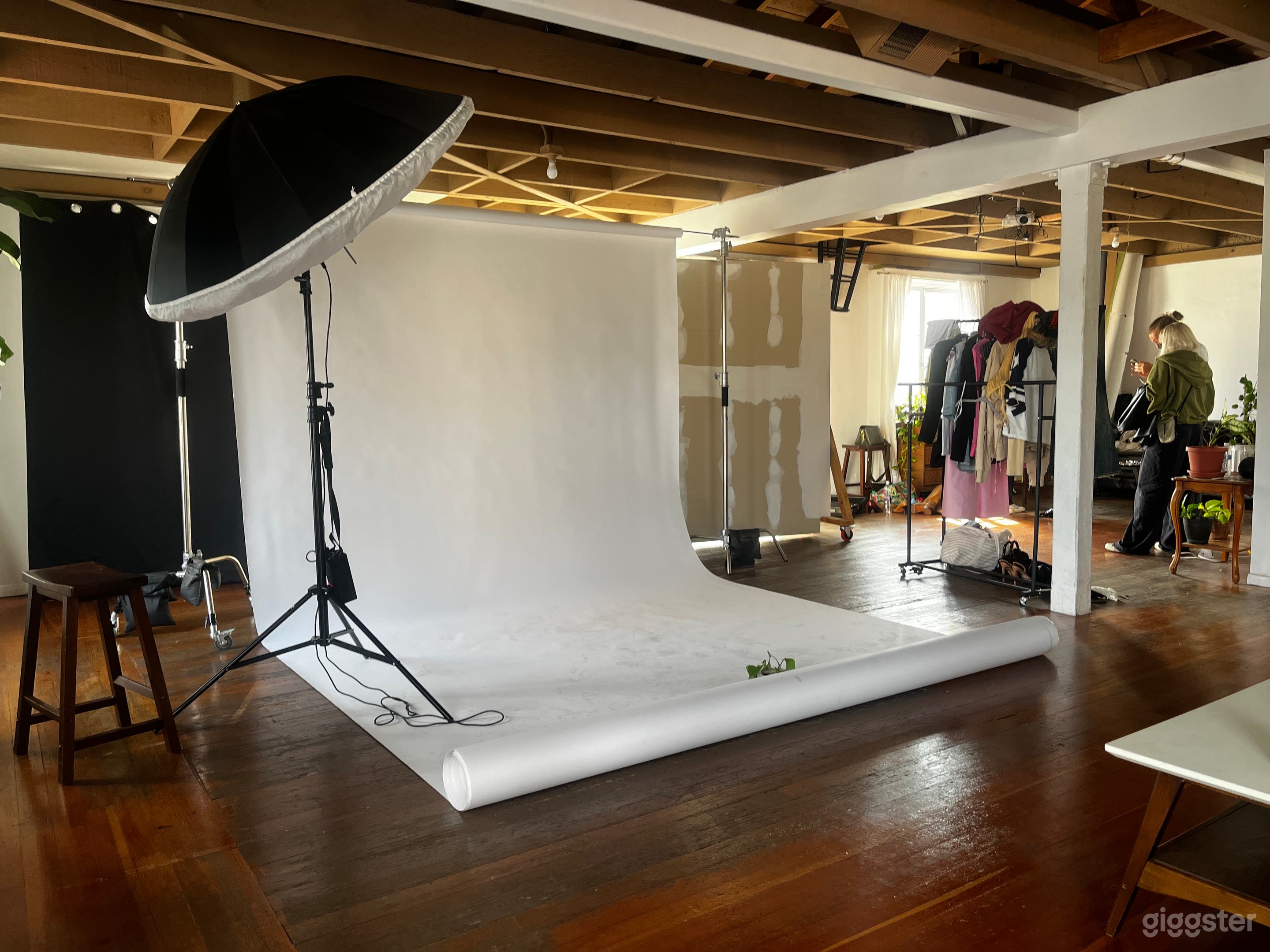 1930’s Hollywood Studio w/ balcony &amp; natural light Photo 2