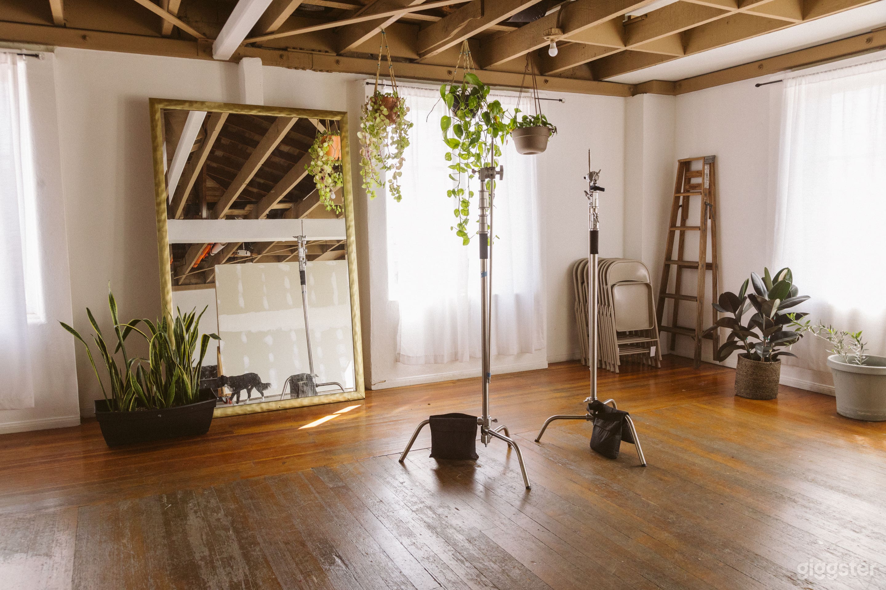 1930’s Hollywood Studio w/ balcony &amp; natural light Photo 3