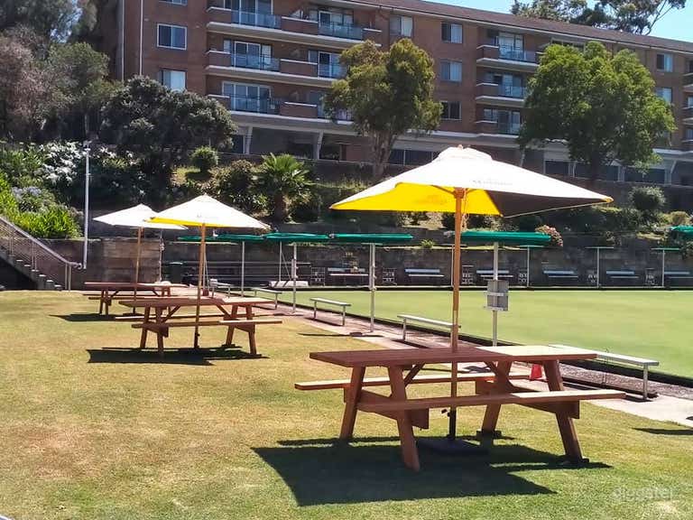  Espacio al aire libre para tomar el sol mientras se disfruta de un cigarro en el césped. 